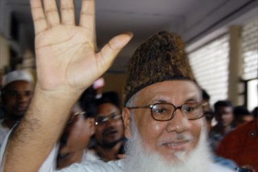 Matiur Rahman Nizami, leader of Bangladesh's main Islamist party Jamaat-e-Islami waves as he arrives at the High Court for anticipatory bail in Dhaka on May 18, 2008.
