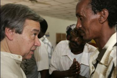 r/U.N. High Commissioner for Refugees Antonio Guterres (L) speaks with Somali refugees during a visit to Kharaz refugee camp, about 490 km (304 miles) south of Sanaa May 15, 2008