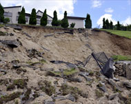 السلطات حذرت من مزيد من الانزلاقات الأرضية نتيجة التوابع الزلزالية (الفرنسية)