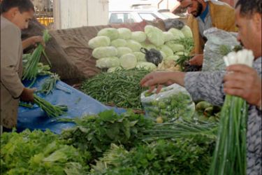 epa : epa01327400 A Yemeni man (R) buys vegetables at a public market in the Yemeni capital Sana'a 27 April 2008. Following the recent increases in basic foodstuff costs, it is