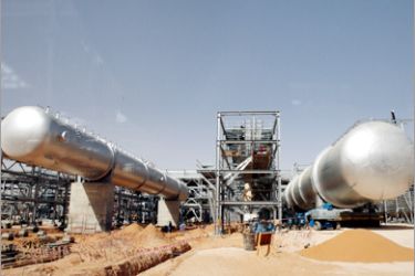EPA/ Installations seen at a construction site at an oil facility in the desert at Khurais oil field, about 160 km from Riyadh, Saudi Arabia, 23 June 2008. A top executive at Saudi Aramco said that the company's plans are on track for its Khurais project