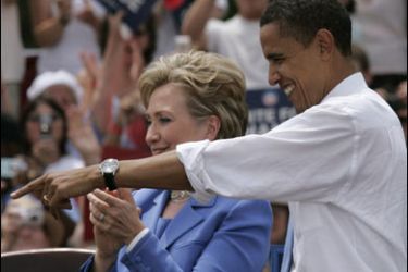 REUTERS/US Democratic presidential candidate Senator Barack Obama (D-IL) and Senator Hillary Clinton (D-NY) acknowledge supporters as they campaign in person for the first time in the town of Unity, New Hampshire, June 27, 2008