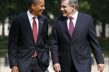 afp : Britain's Prime Minister Gordon Brown (R) walks with US Democratic presidential candidate Barack Obama through Horseguards Parade behind Number 10 Downing