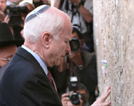 جون ماكين زار إسرائيل في مارس ووضع أمنيات الفوز في شقوق حائط البراق 