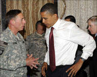 الجنرال بتراوس (يسار) مستقبلا أوباما أثناء زيارته الأخيرة للعراق 