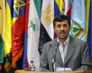 أحمدي نجاد متحدثا في افتتاح مؤتمر وزراء خارجية حركة عدم الانحياز (الفرنسية)