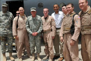 r : U.S. Army Lt. Gen. Lloyd Austin (L), Gen. David H. Petraeus (2nd L), the top commander of the Multi-National Force Iraq, and the crew assigned to a C-130 Hercules