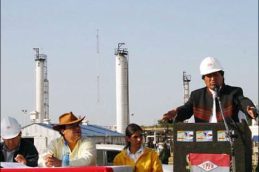 epa : A handout picture made available by the Bolivian Information Agency that shows Bolivian President Evo Morales (R) inaugurate the works of an oil plant which, in