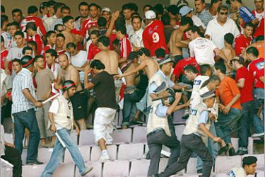 AFP / Tunisian football club Etoile du Sahel fans demonstrate during the Tunisia Cup final football match Etoile du Sahel vs Esperance de Tunis at Rades Stadium in Tunis, on July 5, 2008. Esperance won 2-1. AFP PHOTO FETHI BELAID