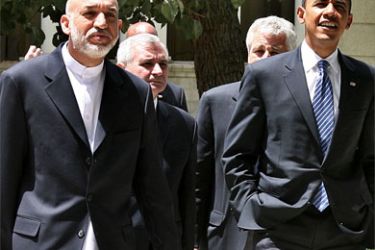 Afghan President Hamid Karzai (l) walks with U.S. Democratic Presidential contender Barack Obama (R) prior to a meeting at The Presidential Palace in Kabul on July 20, 2008.