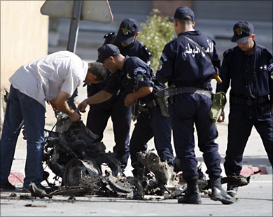 الشرطة الجزائرية في موقع انفجار سابق شرق البلاد (رويترز-أرشيف)