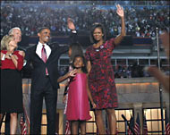 باراك أوباما وزوجته وابنته وإلى يسارهم  جوزيف بايدن وزوجته (رويترز) 