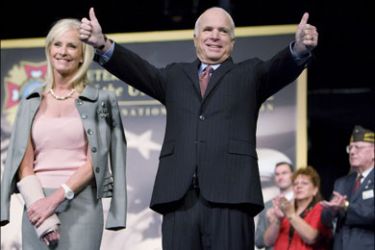 afp : Presumptive Republican presidential nominee US Sen. John McCain (R-AZ) gives a thimbs up before speaking to the Veterans of Foreign Wars national convention as his wife