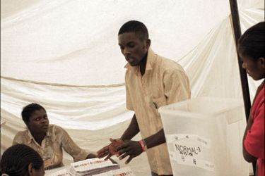 afp : Angolan electoral agents start the votes counting process on September 6, 2008 in a Luanda popular neighborhood. Polls opened in Luanda for a second day of
