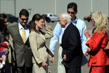 afp : Republican vice presidential candidate Alaska Governor Sarah Palin (C) speaks with running mate Arizona Senator McCain up his arrival on the tarmac at the airport in