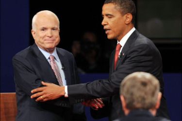 afp : Democratic presidential nominee Barack Obama (R) greets Republican presidential nominee John McCain (L) following the first debate of the 2008 elections at the