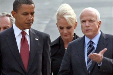 AFPDemocratic presidential candidate Barack Obama (2L), Republican presidential candidate John McCain (R), McCain's wife Cindy
