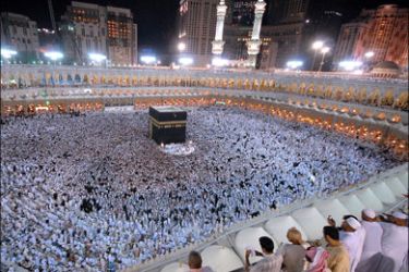afp : Muslims pray at the Kaaba as they perform Umra, the lesser pilgrimage, in the holy city of Mecca in Saudi Arabia on September 26, 2008, the last friday of the holy month of
