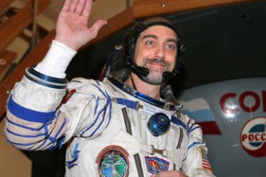 US space tourist Richard Garriott (L) waves his hand before a practice inside of a Soyuz-TMA space flight simulator in Star City, 19 September 2008. An international space crew