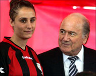 جوزيف بلاتر مع إحدى لاعبات المنتخب النسوي الفلسطيني (الفرنسية-أرشيف)