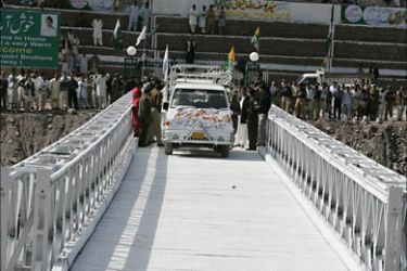 r_The first vehicle crosses the bridge which connects Indian-Administrated Kashmir and Pakistan-Administrated Kashmir during cross-border trade at Kaman Post, 118km (