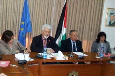 رئيس الوفد الأوروبي (الثاني يسارا) يتحدث لبرلمانيين وصحفيين فلسطينيين - الجزيرة نت