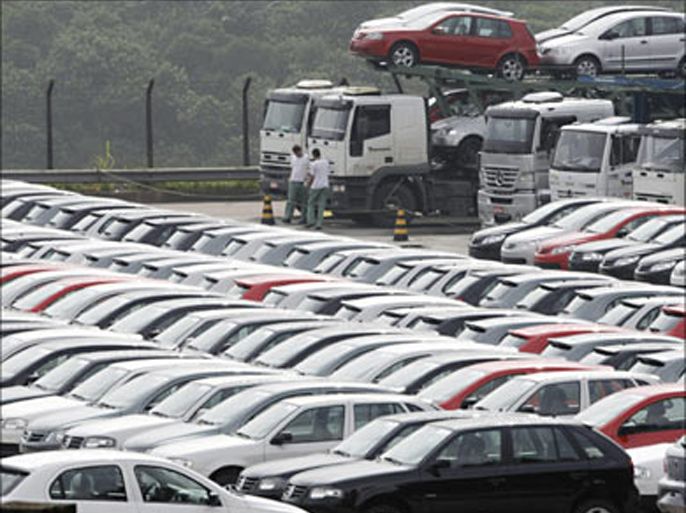 r_Cars are parked at the Volkswagen plant in Sao Bernardo do Campo November 14, 2008. With big drops in auto sales, worker layoffs and scarce credit, signs are growing that