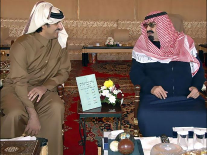 r : Saudi King Abdullah (R) meets Qatari Crown Prince Sheikh Tamim bin Hamad Al Thani at Rawdhat Khraim near Riyadh, December 17, 2008. REUTERS/Saudi Press