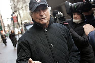 REUTERS/ Bernard Madoff walks back to his apartment in New York December 17, 2008. Disgraced financier Madoff, accused of orchestrating a $50 billion fraud, was placed under house