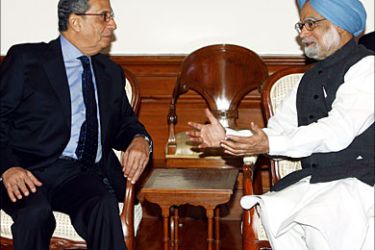 r_India's Prime Minister Manmohan Singh (R) speaks with Amre Moussa, secretary-general of the League of Arab States, during their meeting in New Delhi December 2, 2008