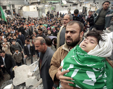 أقارب طفلة فلسطينية يستعدون لدفنها بعد انتشالها من أنقاض بيتها المدمر (رويترز)