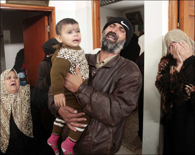 هذا الرجل الذي فقد بناته الخمس لم يقاتل إسرائيل كي يتعرض منزله للقصف (رويترز)