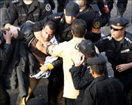 الشرطة المصرية تعتقل أحد المتظاهرين ضد العدوان (رويترز)