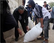 إعاقة وصول المساعدات الإنسانية عبر معبر رفح زاد الوضع صعوبة بغزة (الجزيرة نت) 