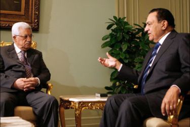 afp : Egyptian President Hosni Mubarak (R) meets Palestinian president Mahmud Abbas on January 10, 2009 in Cairo. Abbas called today for a visiting Hamas delegation to