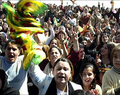 أكراد سوريون يتظاهرون تأييدا لحزب العمال الكردستاني في منطقة الهلالية في مدينة القامشلي (الفرنسية-أرشيف)