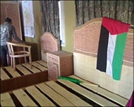 جانب من الأثاث المصنوع مزين بعلم فلسطين (الجزيرة نت) 