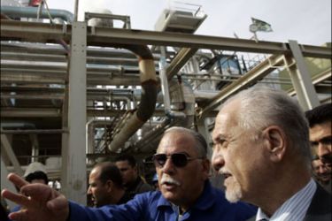 r : Iraqi Oil Minister Hussain al-Shahristani (R) listens as Midland Refineries director-general Dathar Al Khashab speaks as they tour a new 70,000 barrels per day refining