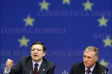 r : European Commission President Jose Manuel Barroso (L) and Czech Prime Minister Mirek Topolanek, whose country currently holds the rotating Presidency, hold a news