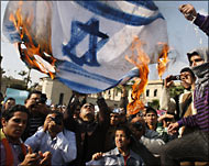 متظاهرون مصريون يحرقون علم إسرائيل في احتجاج سابق (رويترز-أرشيف)