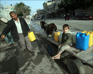 فلسطيني في غزة يستنجد بوكالة الأونروا للحصول على الماء (الفرنسية-أرشيف)