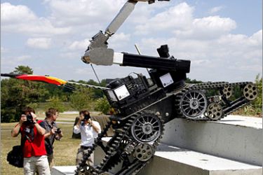 epa01400357 The remote-controlled robot 'TeleMAX' of the German company 'Telerob' is pictured during the 3rd European Performance Review Robotics (ELROB) in Hammelburg, Germany, 30 June 2008. Companies, Universities and institutes from all over Europe will present