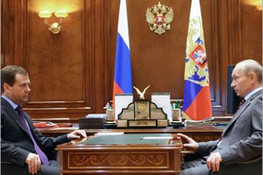 Picture taken on March 27, 2009 shows Russian President Dmitry Medvedev (L) meeting with Prime Minister Vladimir Putin (R) outside Moscow in Gorki.