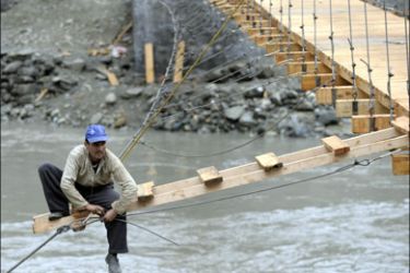 afp : Afghan labourers take part in the construction of a bridge at Barikowt, in Afghanistan's eastern Kunar province on April 3, 2009. Barikowt bridge in isolated northeastern Afghanistan is