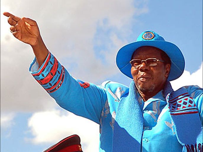f_Malawi's President Bingu wa Mutharika waves to supporters of Democratic Progressive Party on May 14, 2009 in Lilongwe, during a campaign, for the upcoming elections