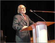 الندوة كرمت علي كنعان أحد مؤسسي المركز العربي للأدب الجغرافي (الجزيرة نت)