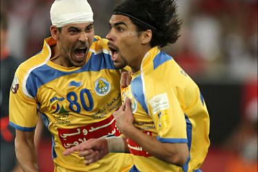 f_Al-Gharrafa's Brazilian player Clemerson de Araujo Soares (R) celebrates with his Iraqi teammate Yunes Mahmud (L) after scoring the first goal during their Emir Cup final