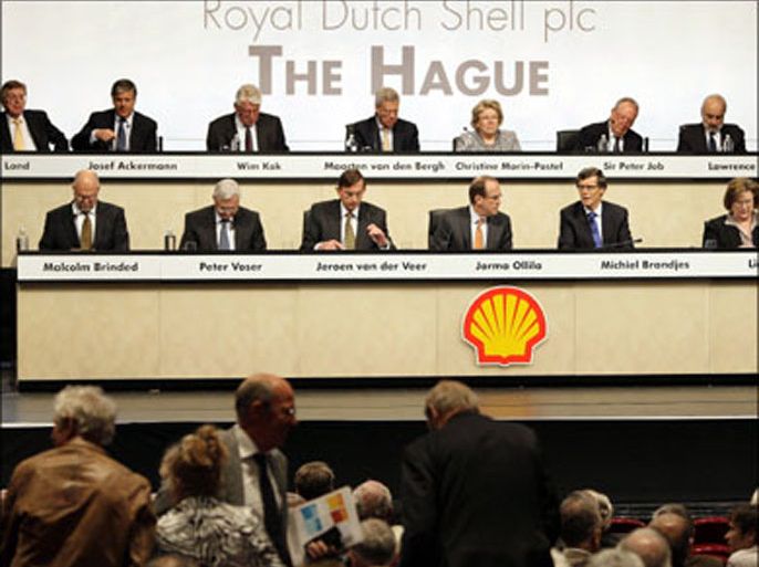afp The board of oil group Royal Dutch Shell is pictured during a shareholders meeting in The Hague, with (front row second left) CFO Peter Voser, next to him CEO Jeroen van