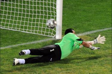 afp : Egyptian goalkeeper Essam al Hadary fails to stop the penalty shot by Brazilian midfielder Kaka during the Fifa Confederations Cup football match Brazil vs Egypt on June