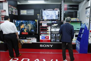 epa : epa01804696 Shoppers look at Sony Corp.'s Bravia brand LCD TVs displayed at an electronics shop in downtown Tokyo, Japan, 24 July 2009. Japan's daily Nikkei